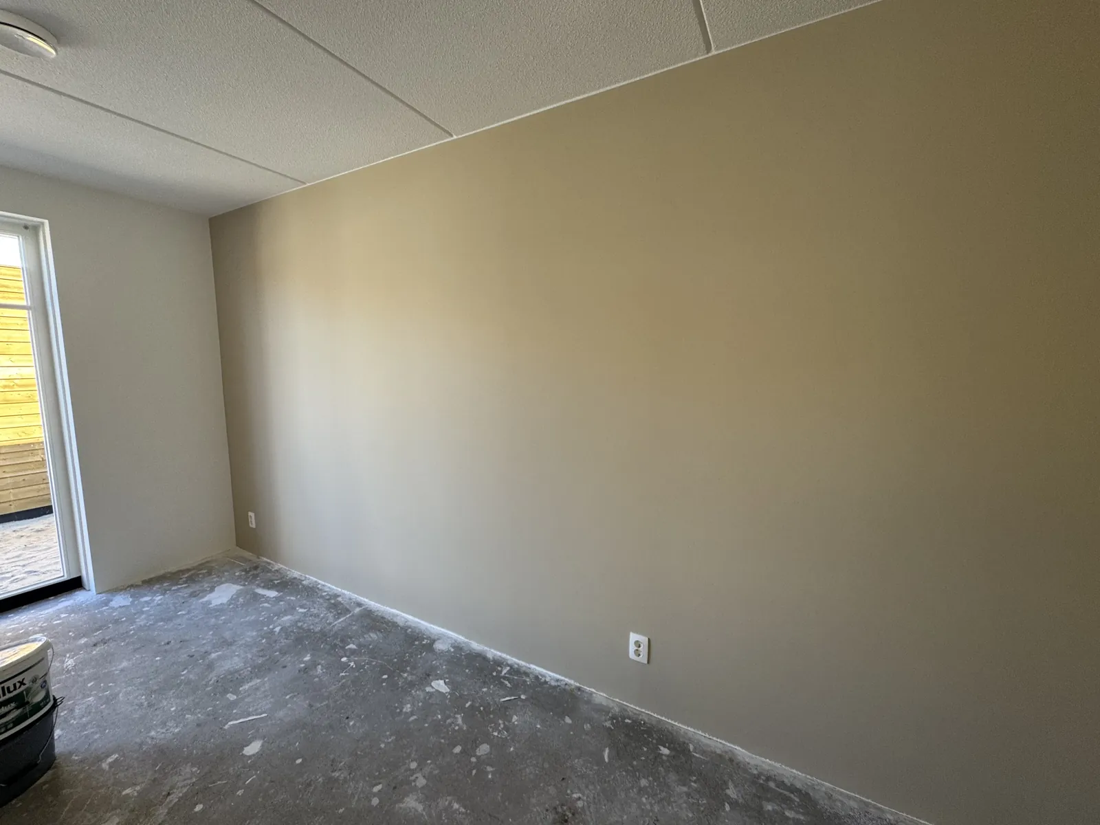 Accentwand in koffie verkeerd in een nieuwbouwwoning, Houten