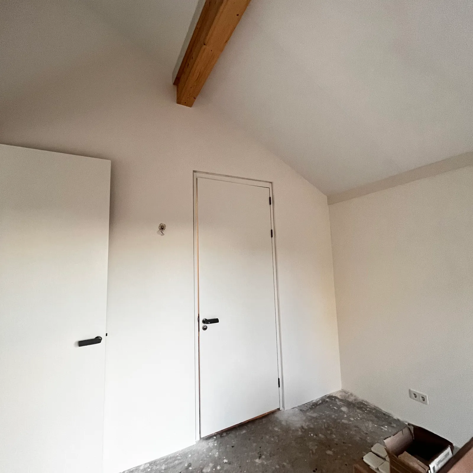 Zolderkamer met houten balk en strakke wanden in RAL 9010, Lelystad