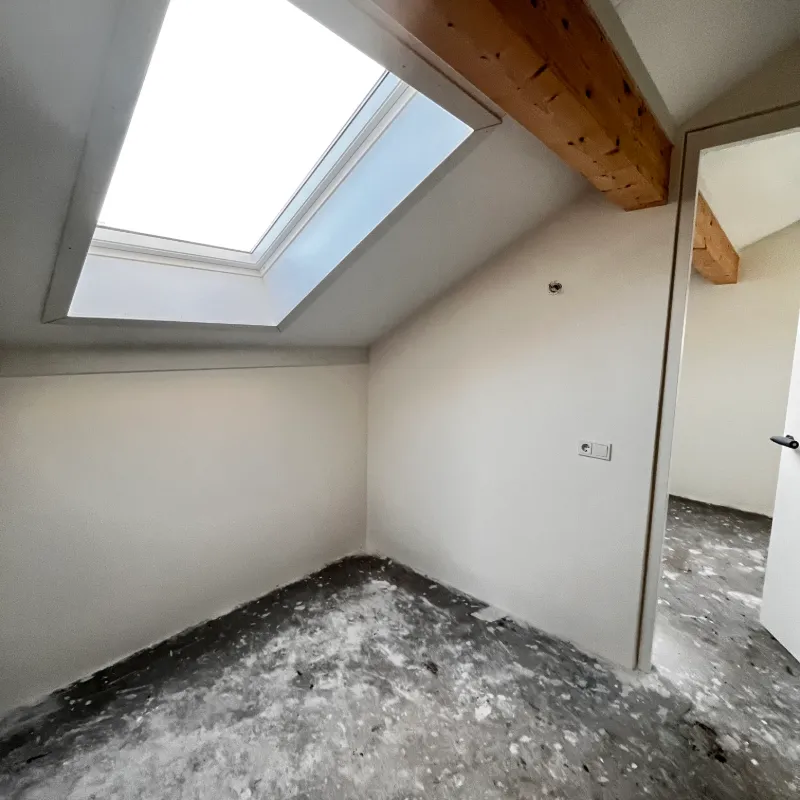 Strak afgewerkte wanden in RAL 9010 in een nieuwbouwwoning, project Lelystad