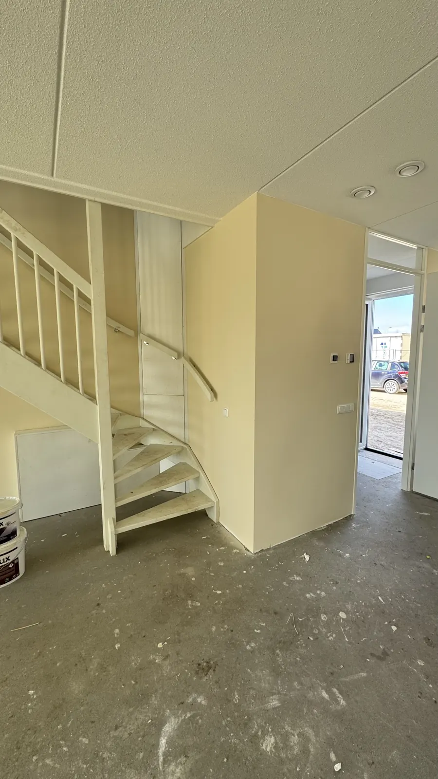 Hal en trap van een nieuwbouwwoning, Luttelgeest