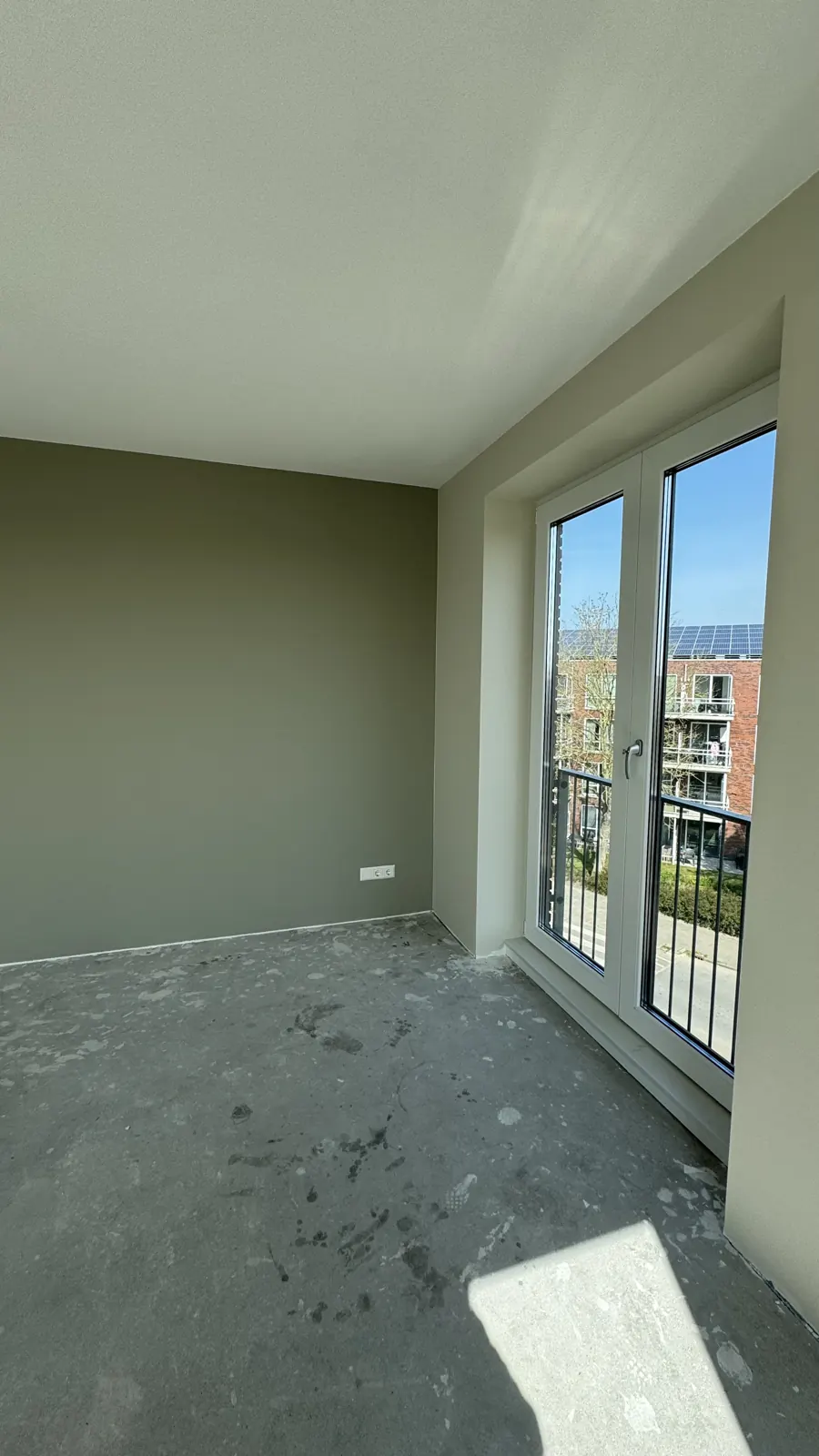 Kamer met balkondeuren tijdens de wandafwerking, Oude Weteringen