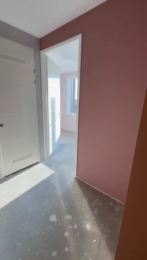 Gesausde roze wand in een nieuwbouwwoning, Sneek