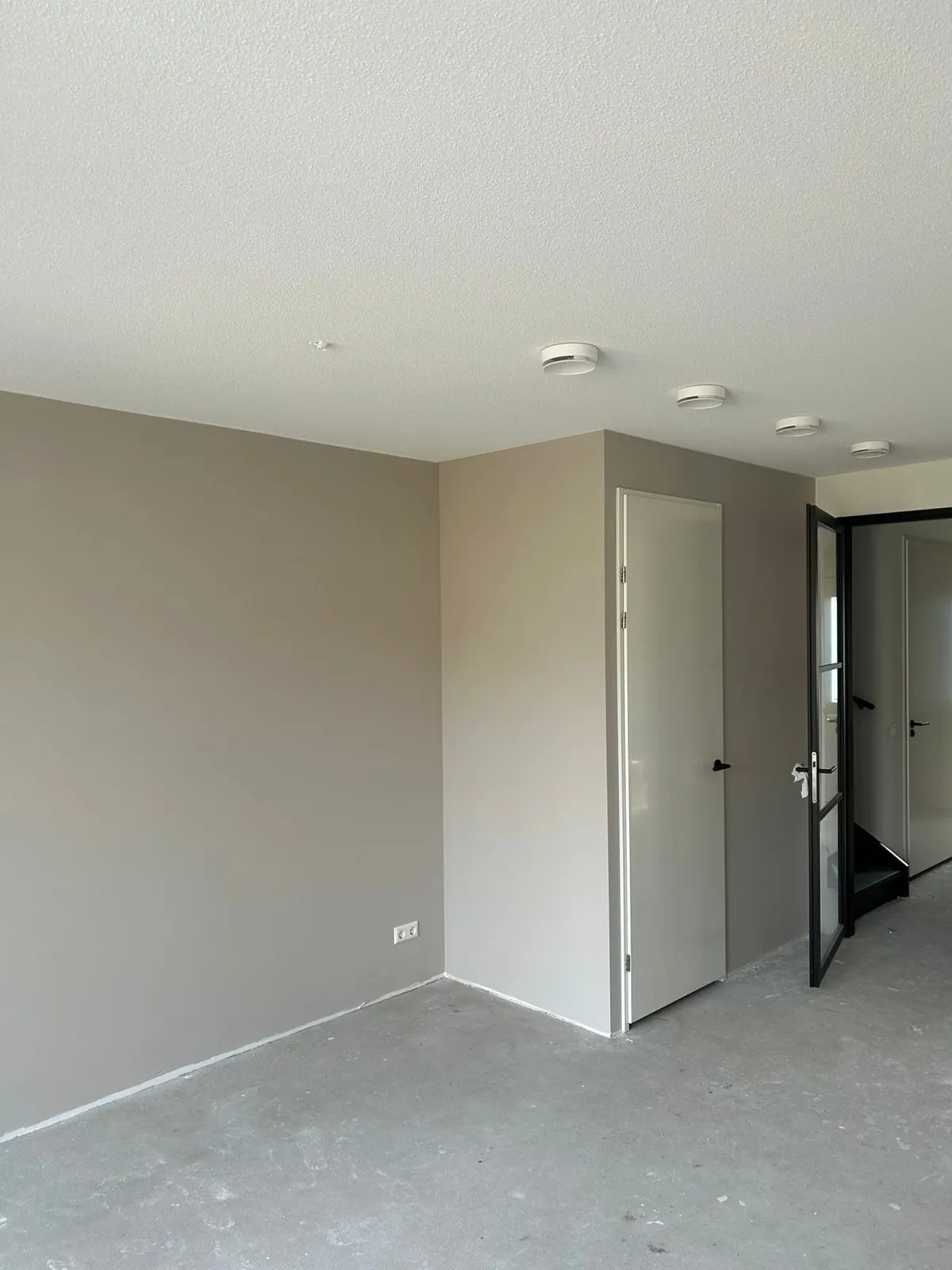 Woonkamer met gesausde taupe wanden, project Zevenhuizen