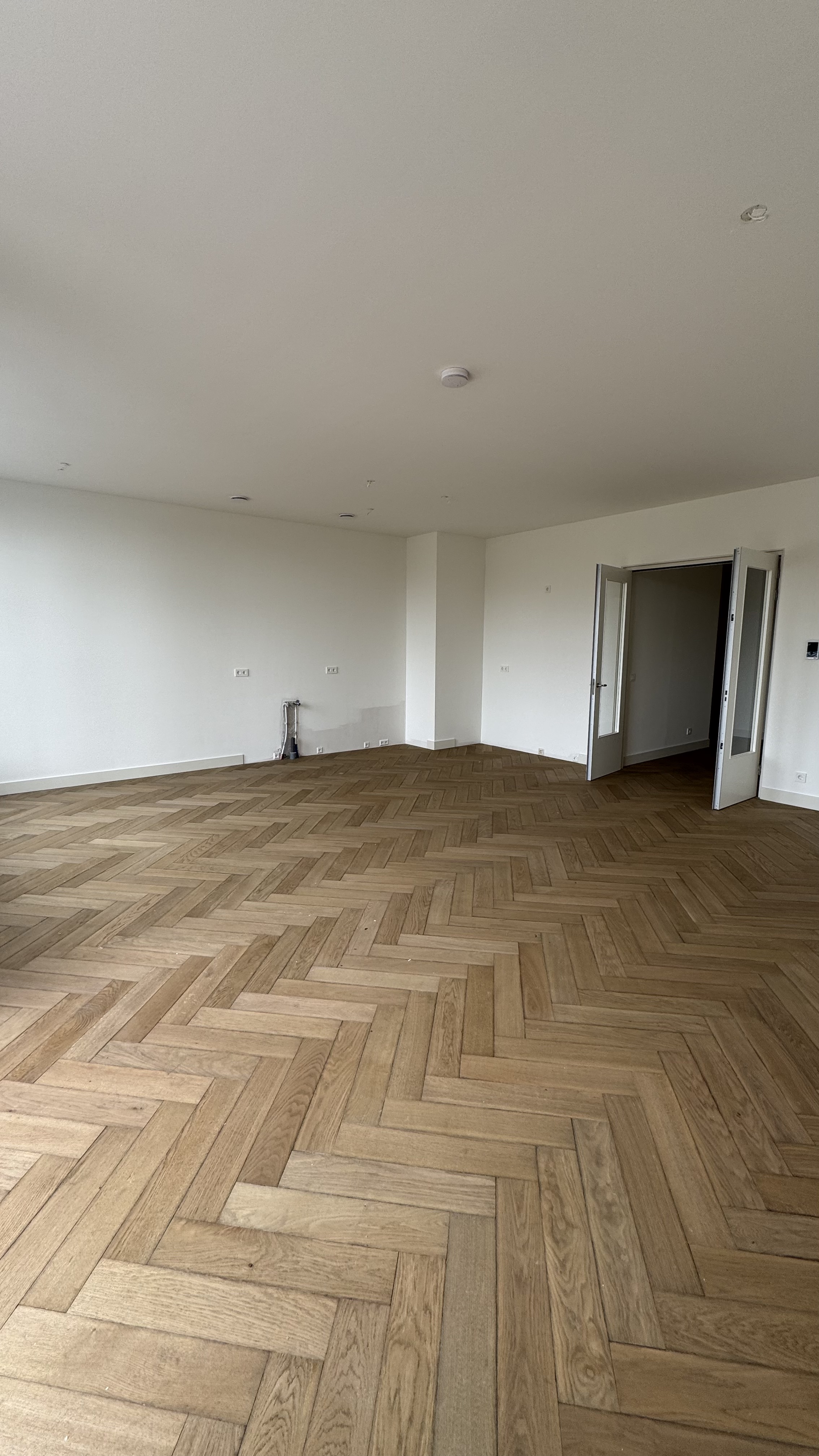 Slaapkamer met grote ramen en professionele wandafwerking Haarlem Noord-Holland