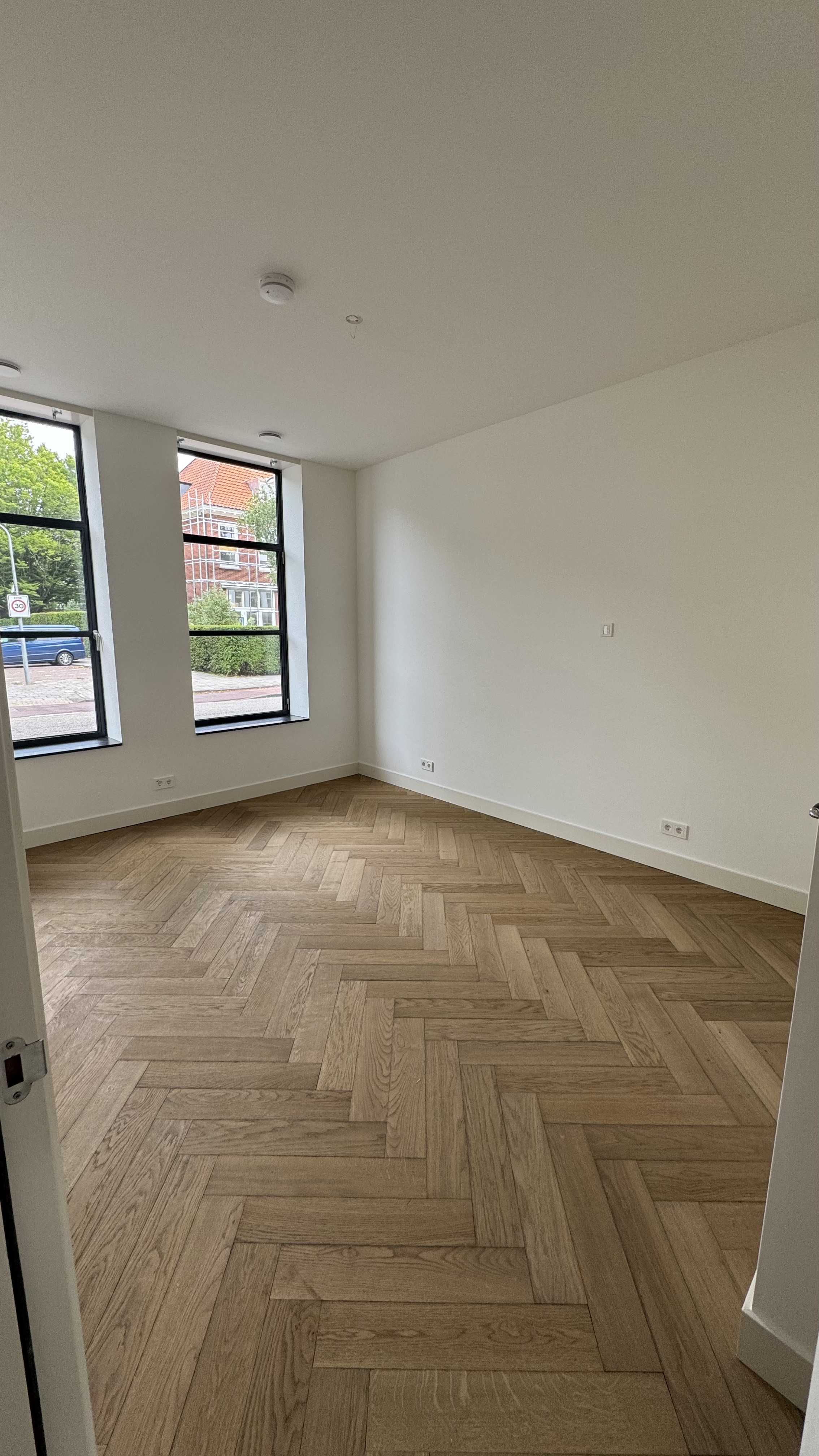 Kamer met zwarte stalen kozijnen en wit schilderwerk Haarlem