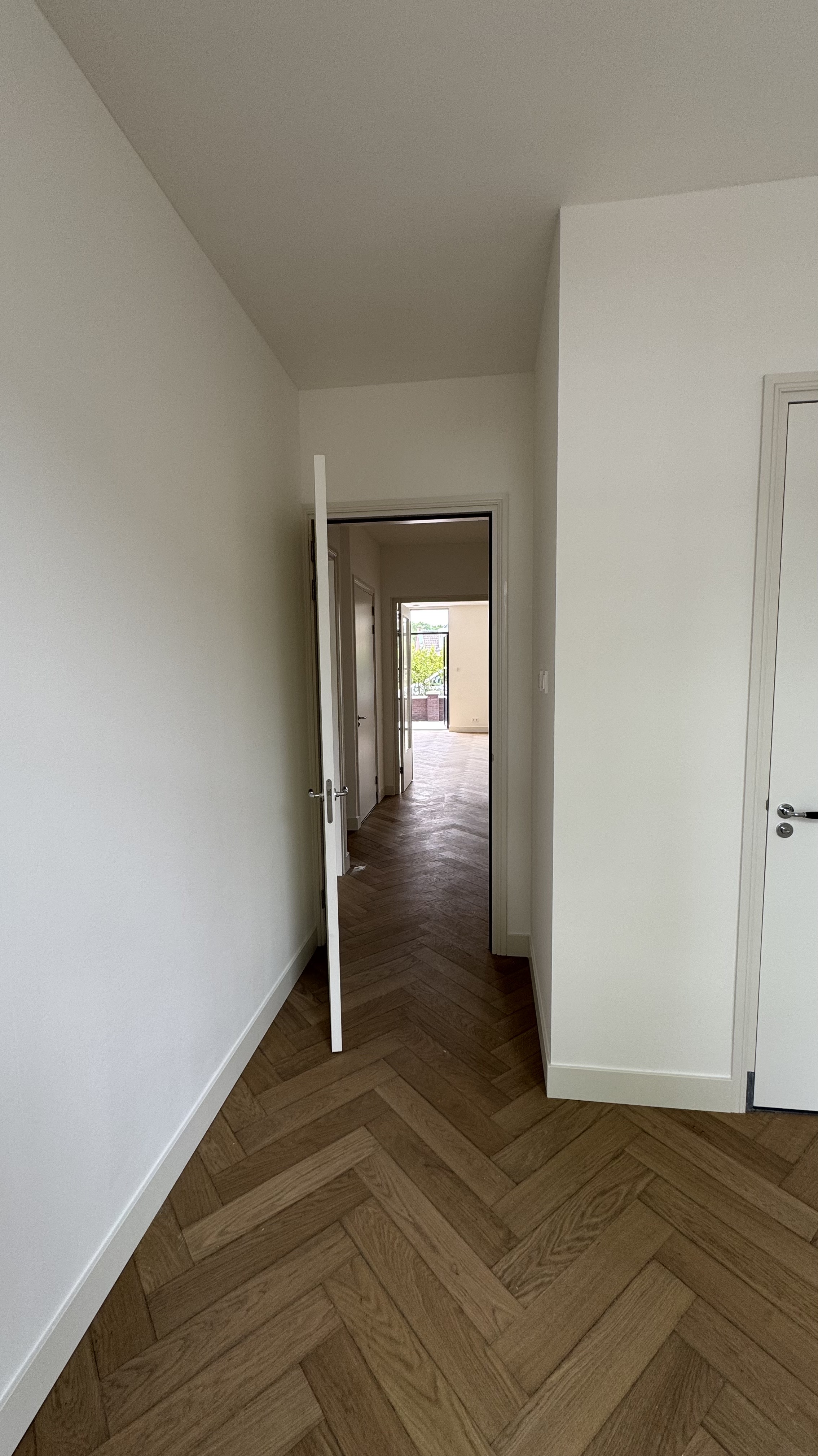 Ruime woonkamer met daglicht en strakke wandafwerking Haarlem