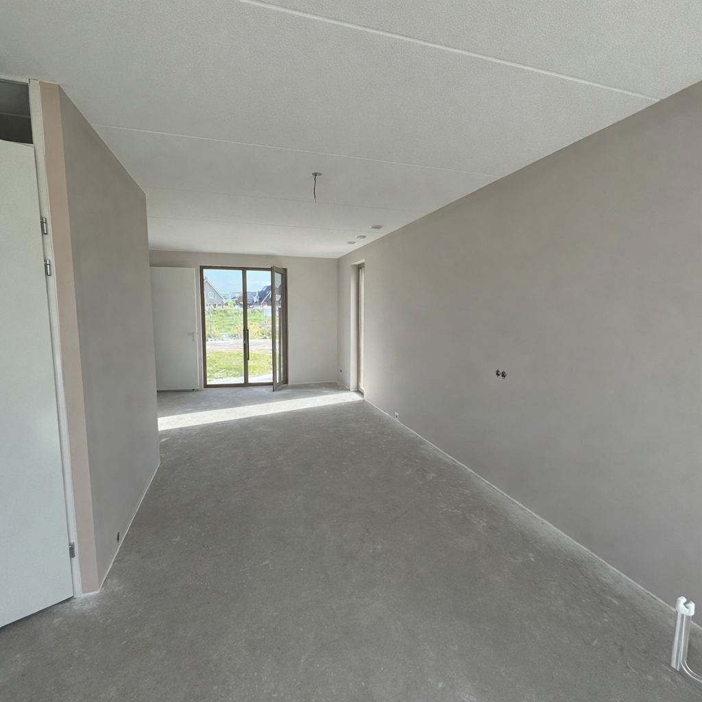 Strak wit geschilderde muren in modern interieur met glasdeuren