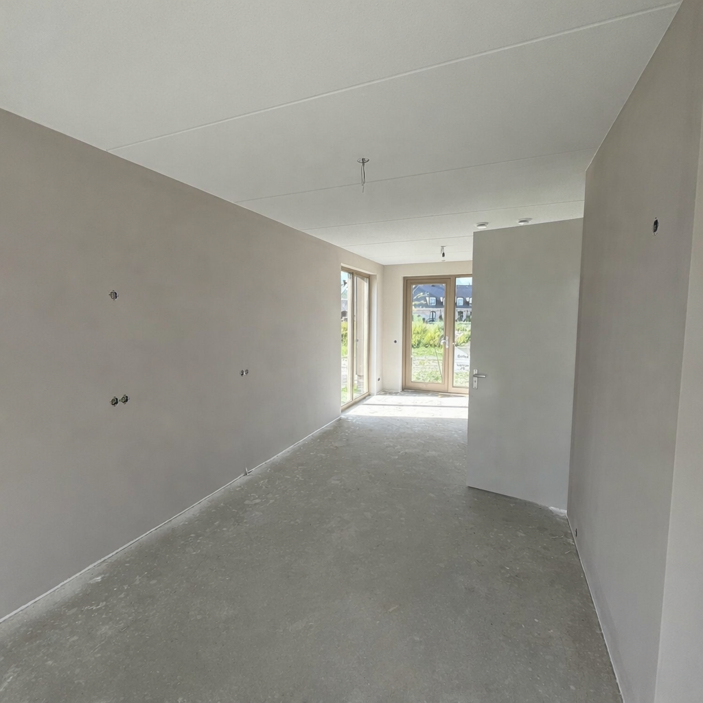 Nieuwbouw woonkamer met schuifpui klaar voor renovlies in Leek