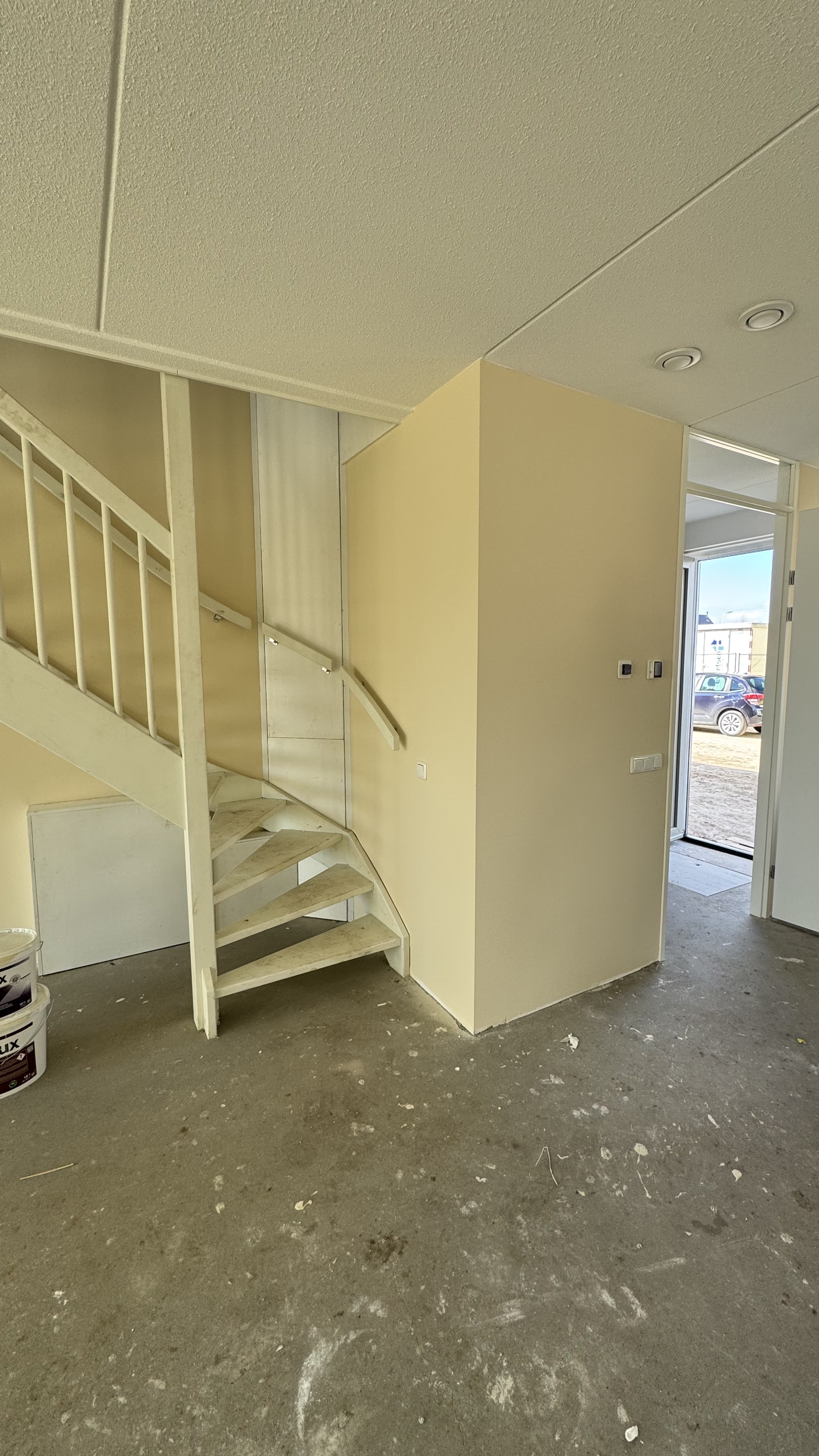 Trapopgang met professioneel schilderwerk en wandafwerking nieuwbouw Luttelgeest