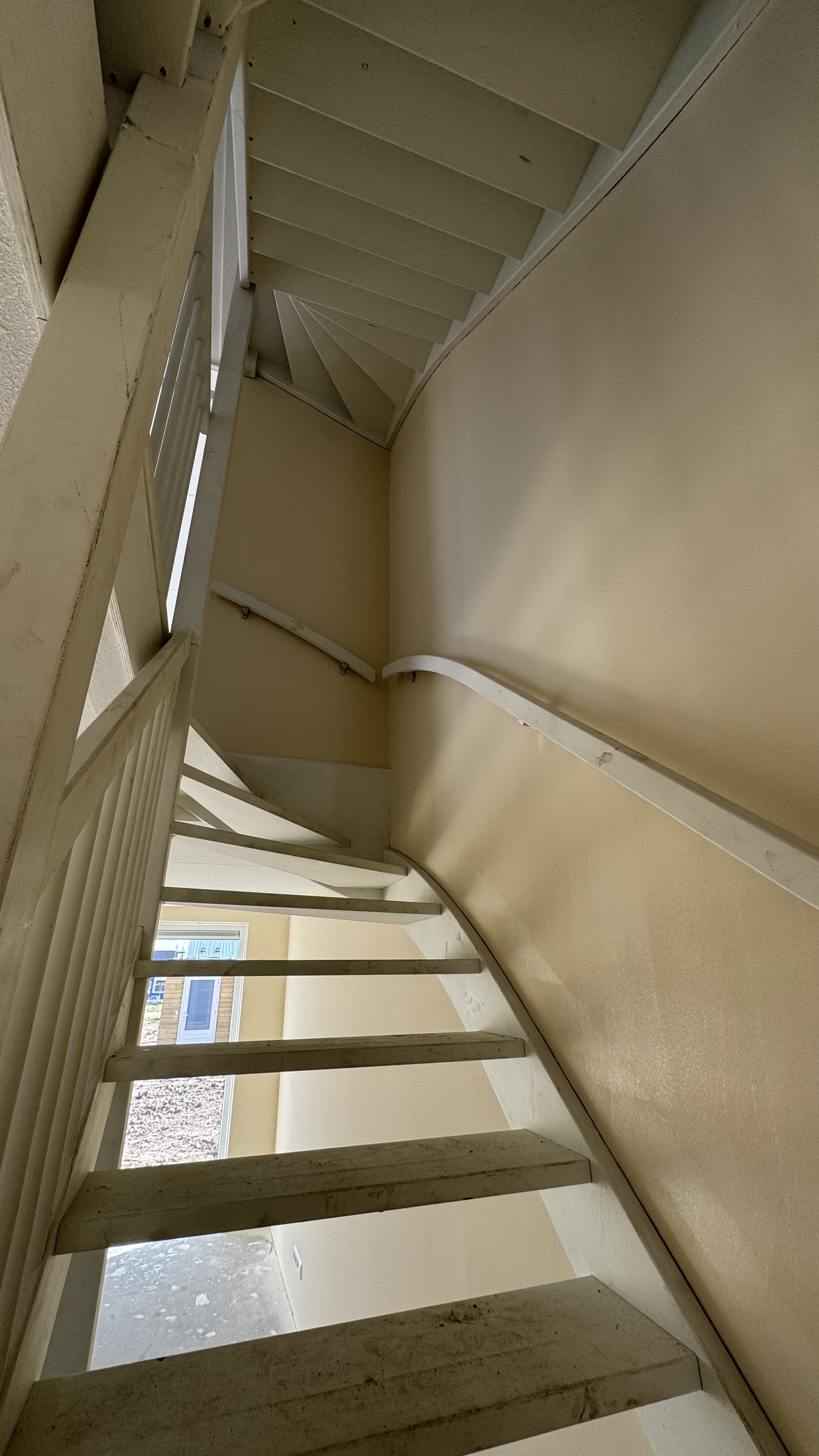 Overloop en traphal met strak wit geschilderde wanden nieuwbouw project Luttelgeest Flevoland