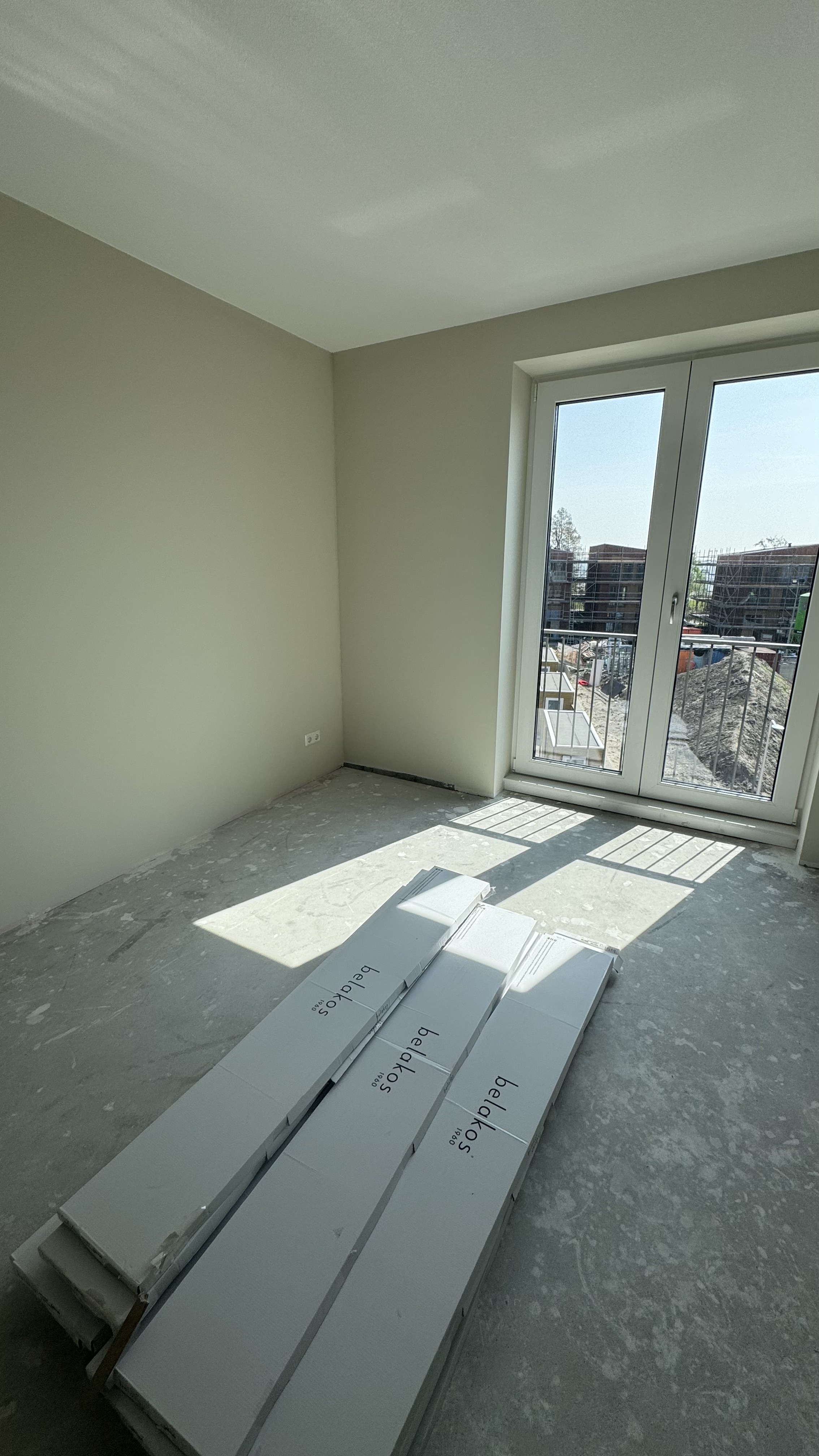 Woonkamer appartement met strak wit geschilderde muren renovatie Oude Weteringen Utrecht