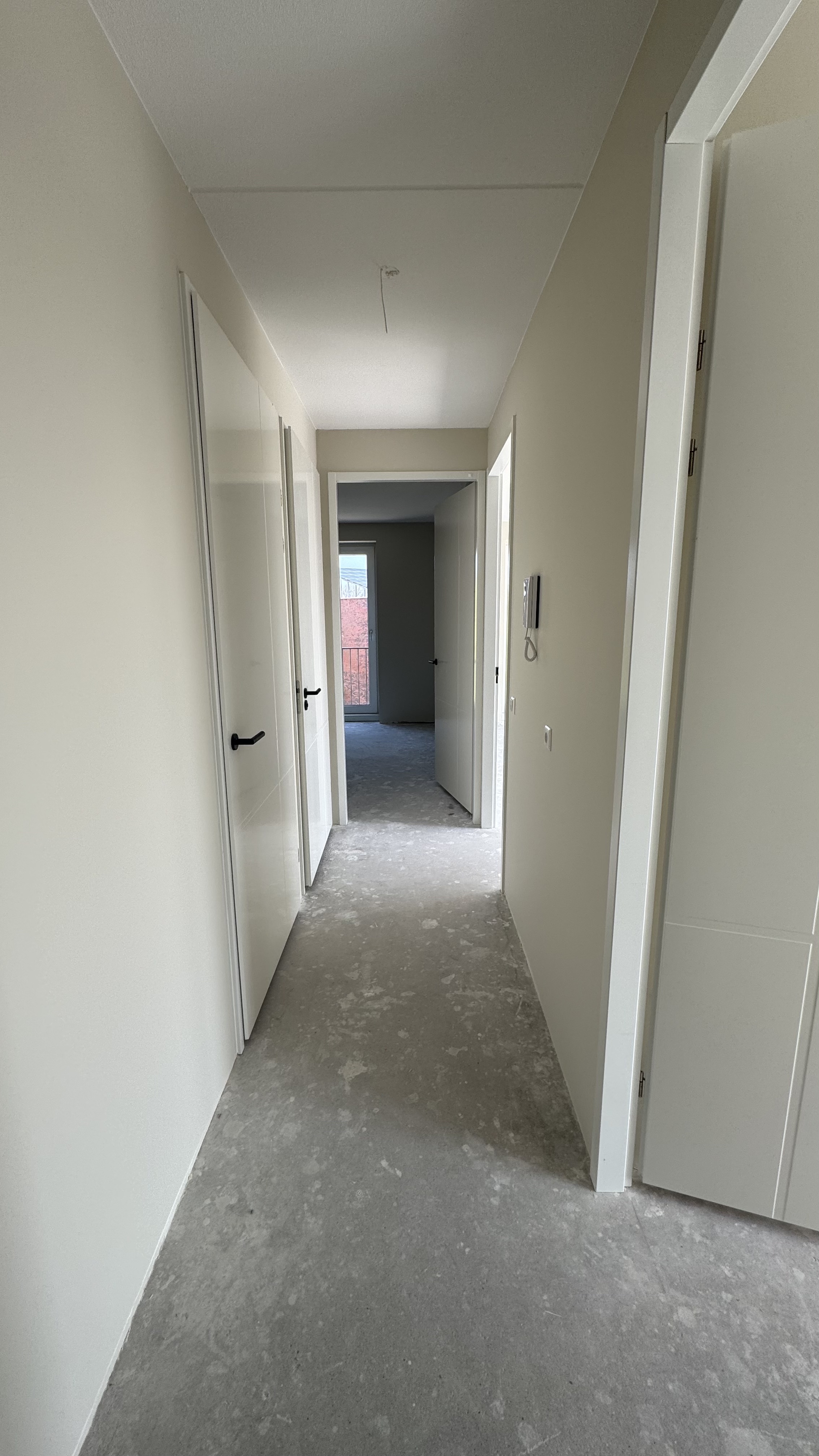 Hal en gang met strakke witte wanden na schilderwerk Oude Weteringen Utrecht