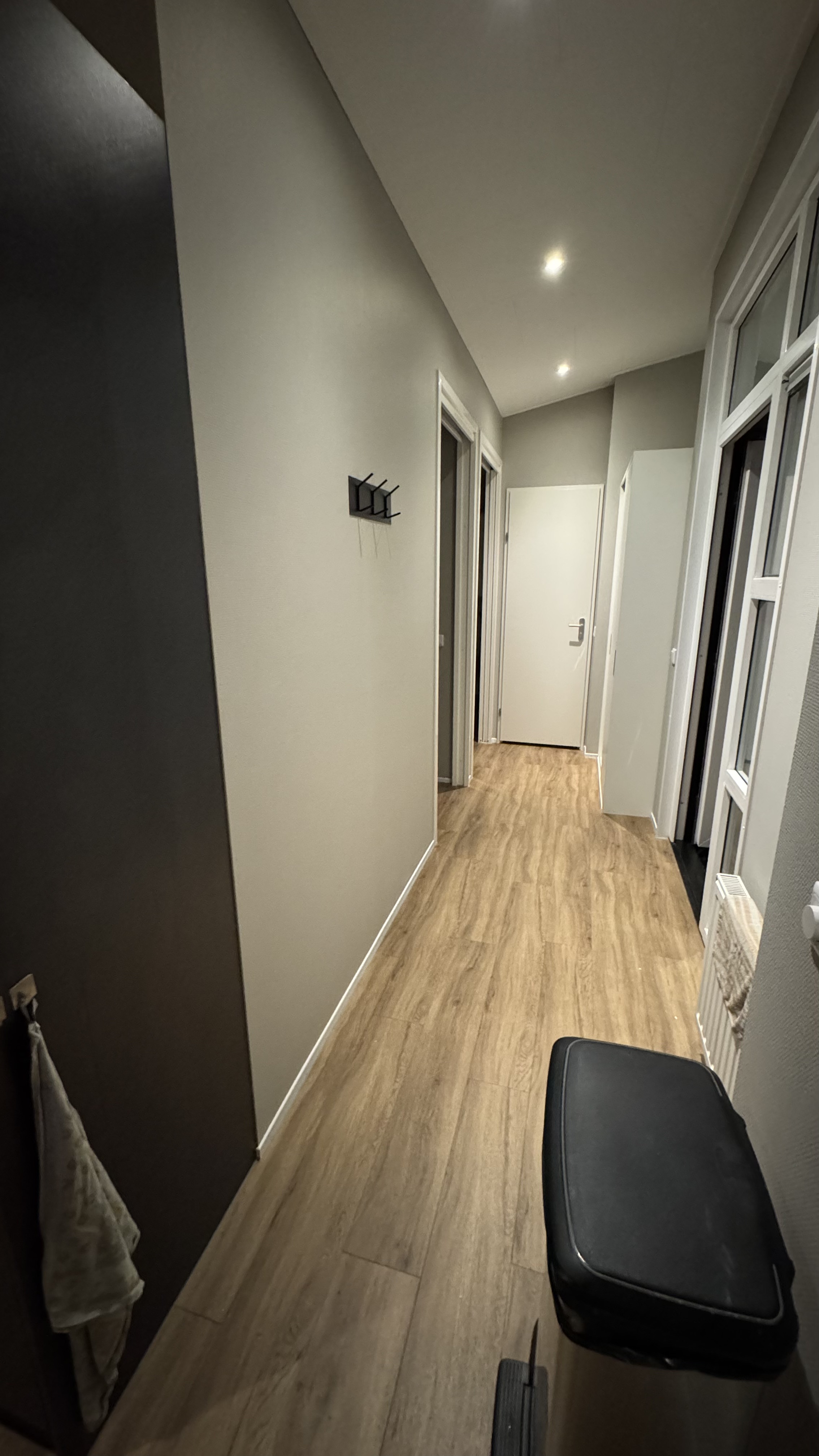 Hal met professioneel schilderwerk en renovlies afwerking woning Putte