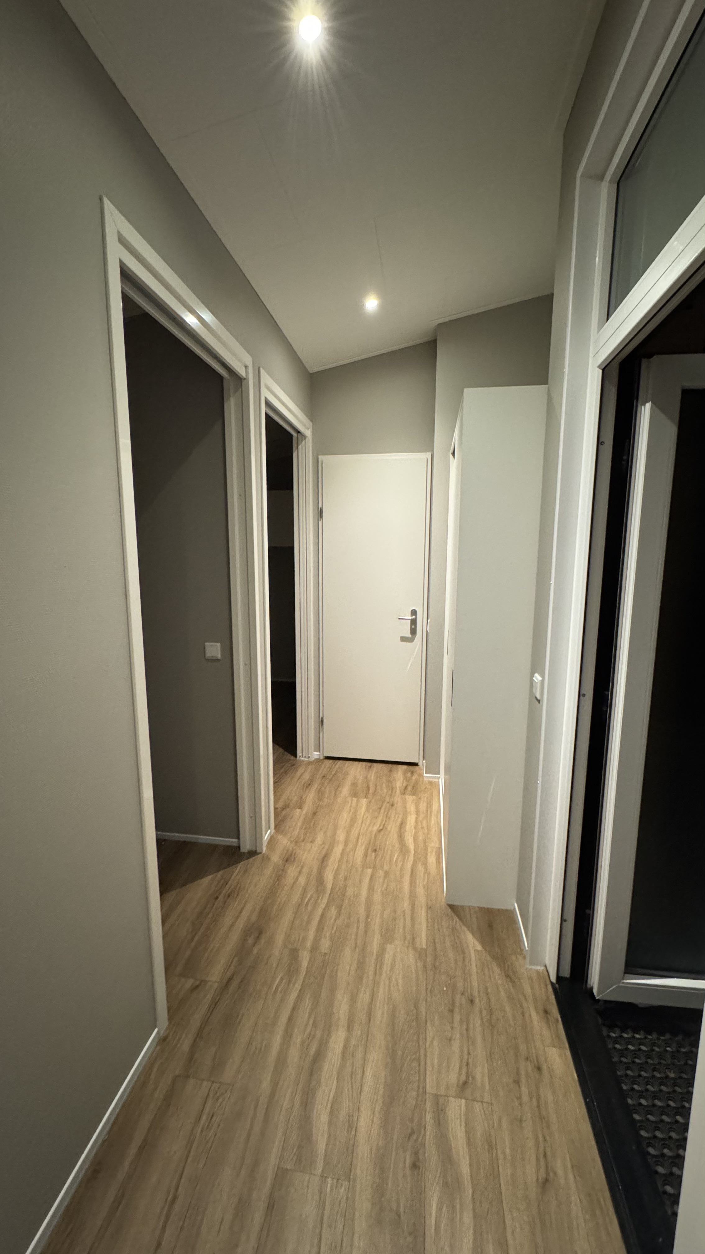 Overloop en traphal met strakke witte wanden schilderwerk project Putte